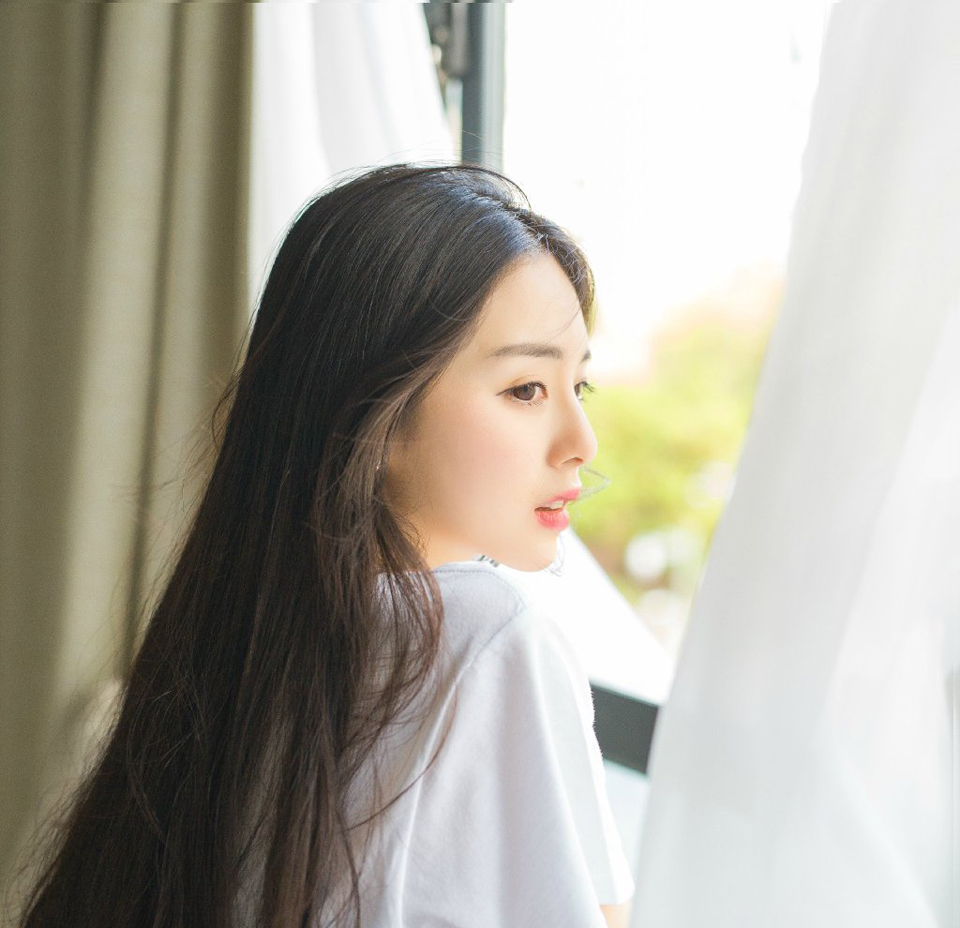 “不成功，便成仁。”吕布默默地点了点头，看了贾诩一眼，叹了口气：“虽然无法认同，至少我们做不到，但这种人，的确让人敬佩，传我命令，让礼部在周瑜葬礼之上，送一份礼物过去，表达一下我军对周瑜的敬意。”